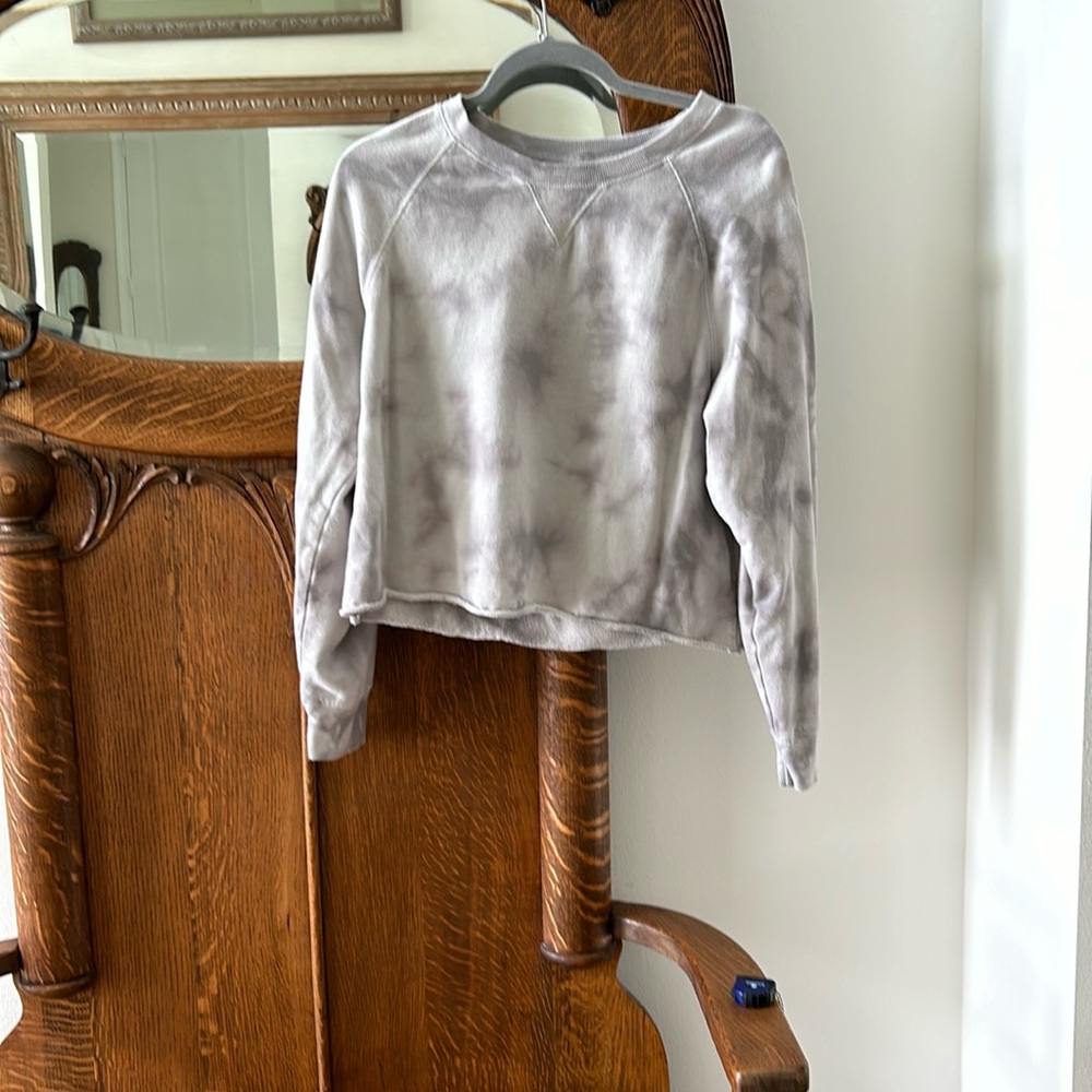Old Navy cropped grey tie dyed lightweight sweatshirt. Length18”. Bust 17”